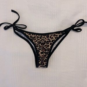 Skimpy scrunch butt leopard print bikini bottoms
